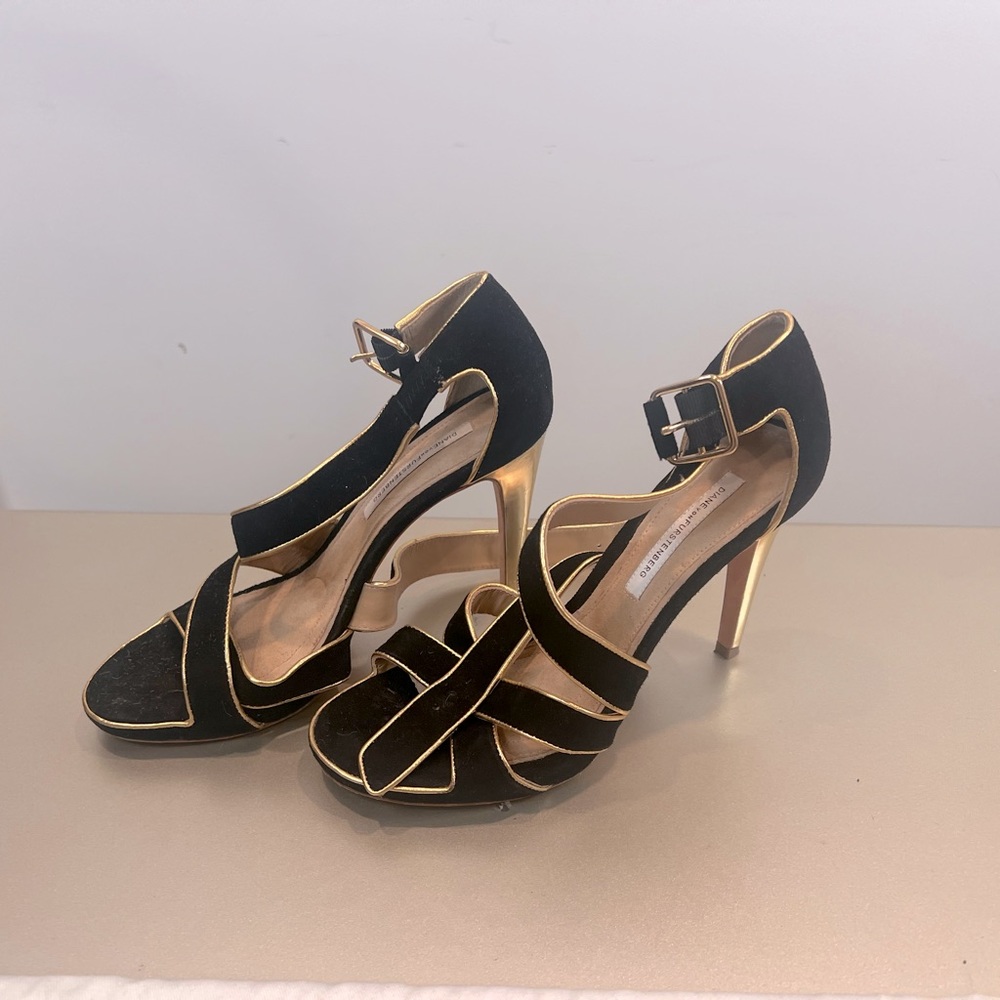 Diane Von Furstenberg Black and Gold Heels (Size 8)